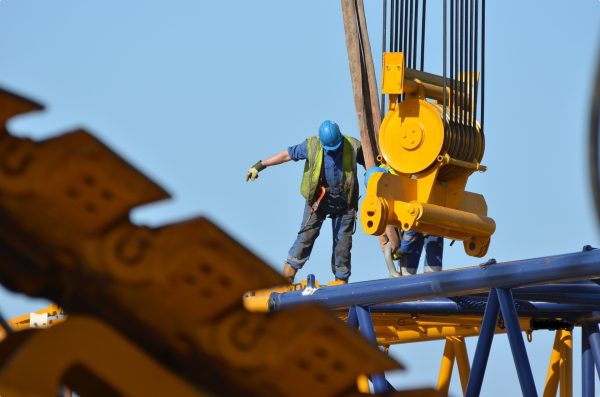 Balance worker guiding a crane ouvrier en équilibre guidant une grue 